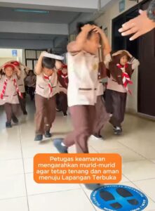 Murid berlari menyelamatkan diri