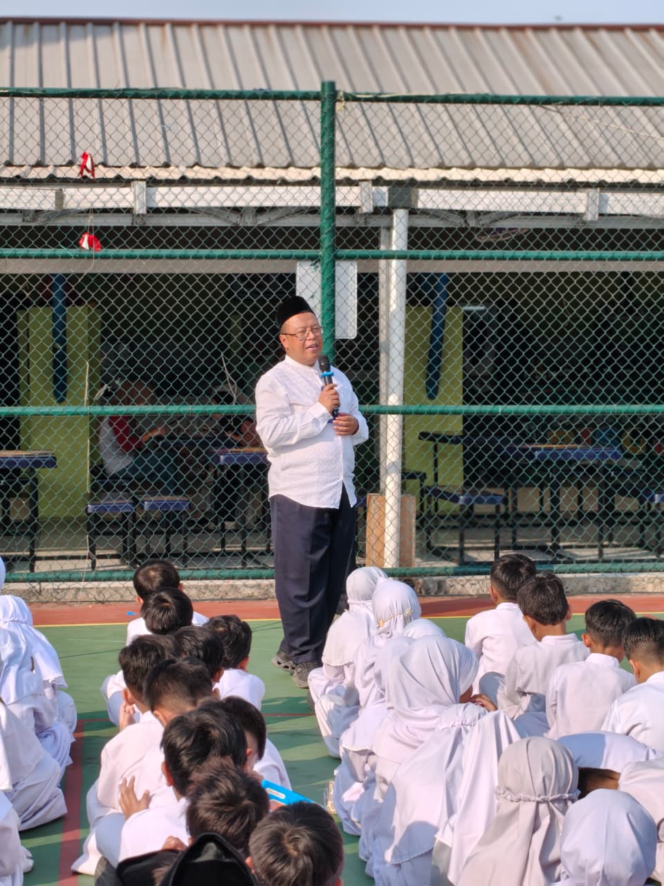 Pak Jenal menyampaikan sambutan di hadapan murid SD Islam Al Azhar 41 Karawang dalam rangkaian pembukaan Gebyar Maulid Nabi Muhammad SAW