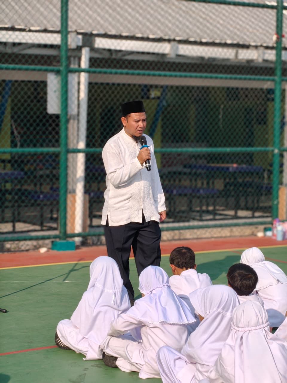 Pak Amri menyampaikan sambutan dan pesan kepada murid SD Islam Al Azhar 41 Karawang dalam rangkaian pembukaan Gebyar Maulid Nabi Muhammad SAW.
