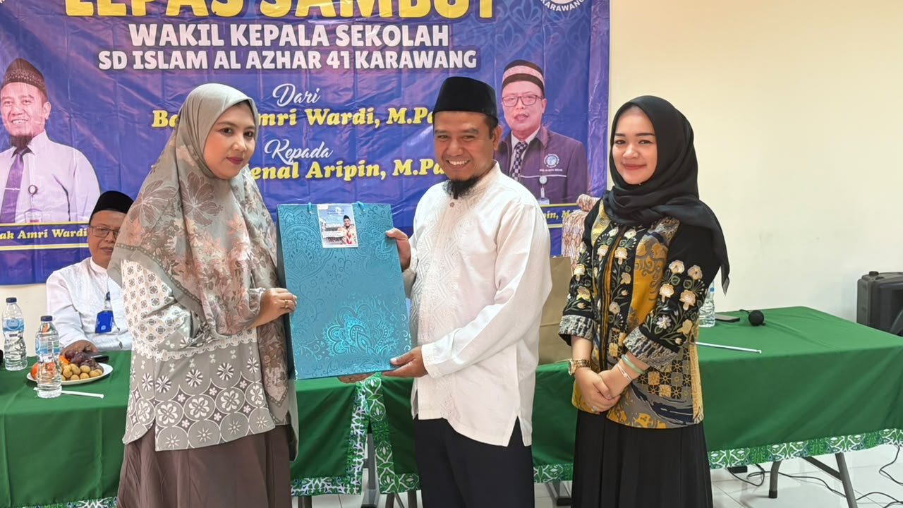 Pemberian kenang-kenangan dari Ibu Jamiyyah untuk Pak Amri