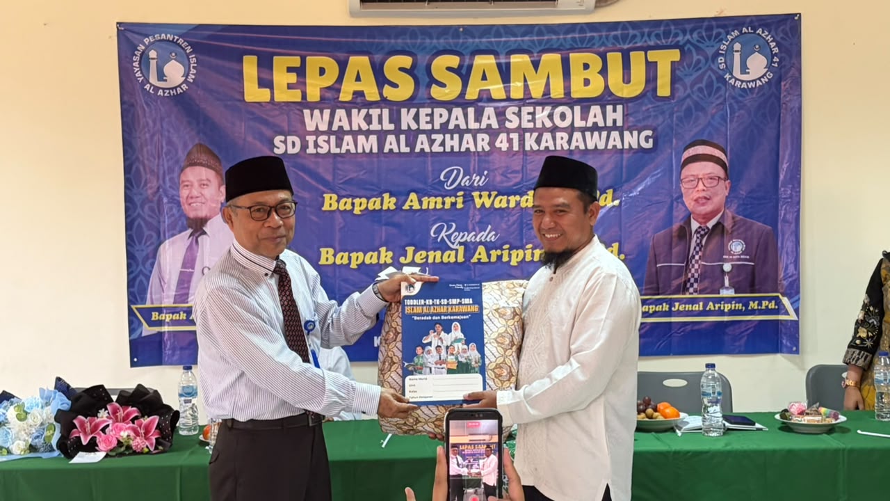 Persembahan dari sekolah yang diwakilkan Pak Obay selaku Kepala Sekolah untuk kenang-kenangan Pak Amri