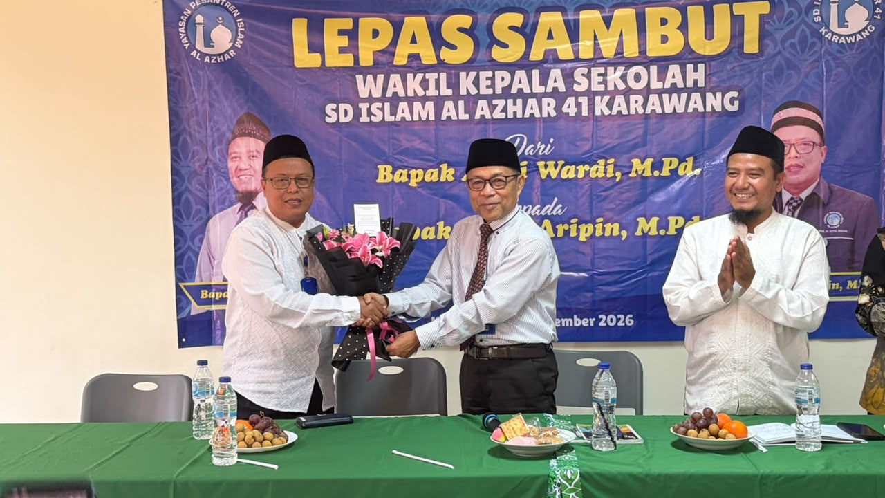 Pemberian tanda selamat datang yang diwakilkan oleh Bapak Obay selaku Kepala Sekolah