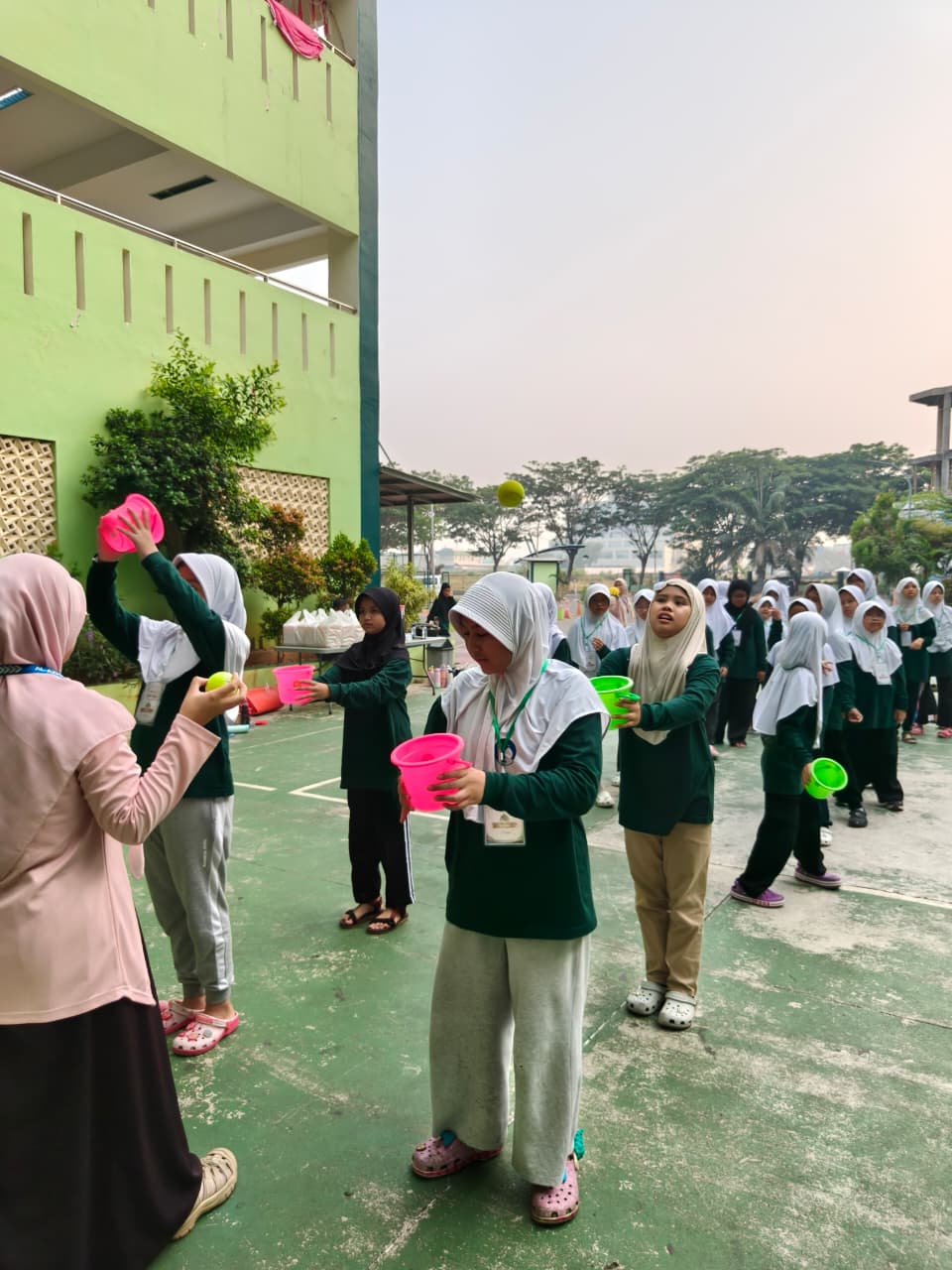 Kegiatan senam pagi bersama di lapangan sekolah