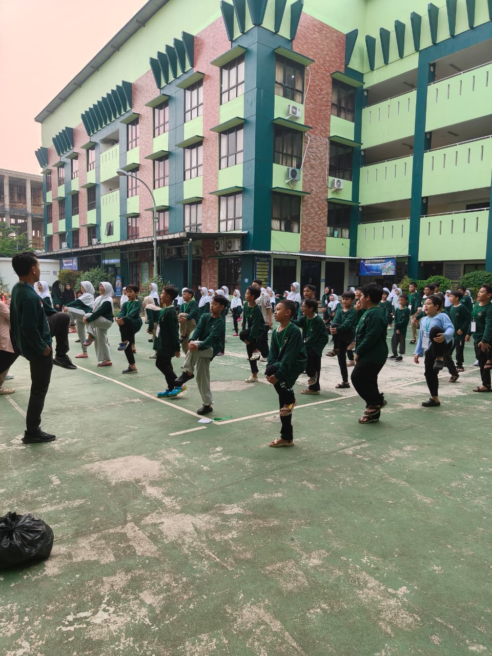 Kegiatan senam pagi bersama di lapangan sekolah