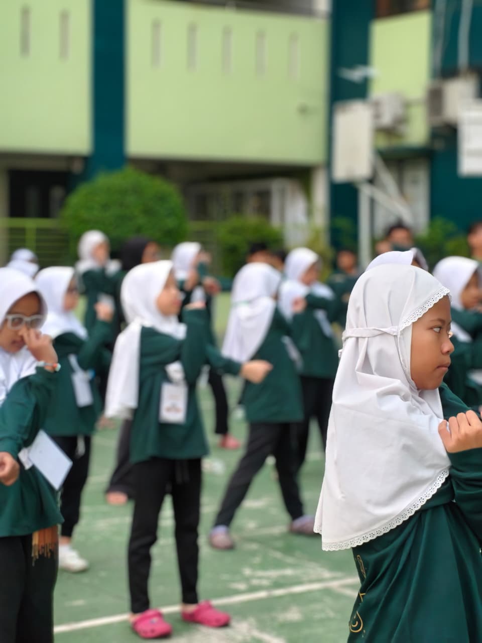 Kegiatan senam pagi bersama di lapangan sekolah